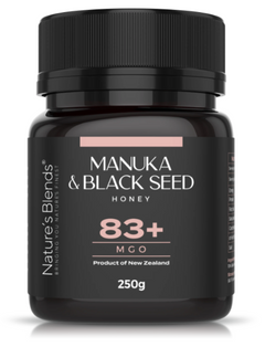 Rå Manukahonung 83+ MGO med svartkummin 250g från Nature’s Blends – säljs hos Nature’s Victory
